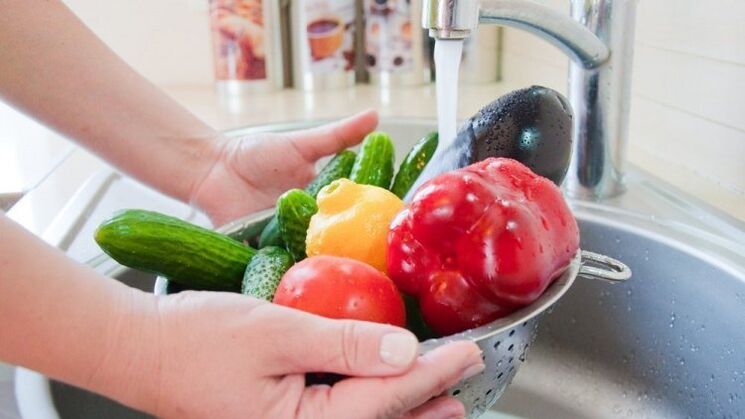 pranje zelenjave in sadja kot preventivni ukrep proti parazitom